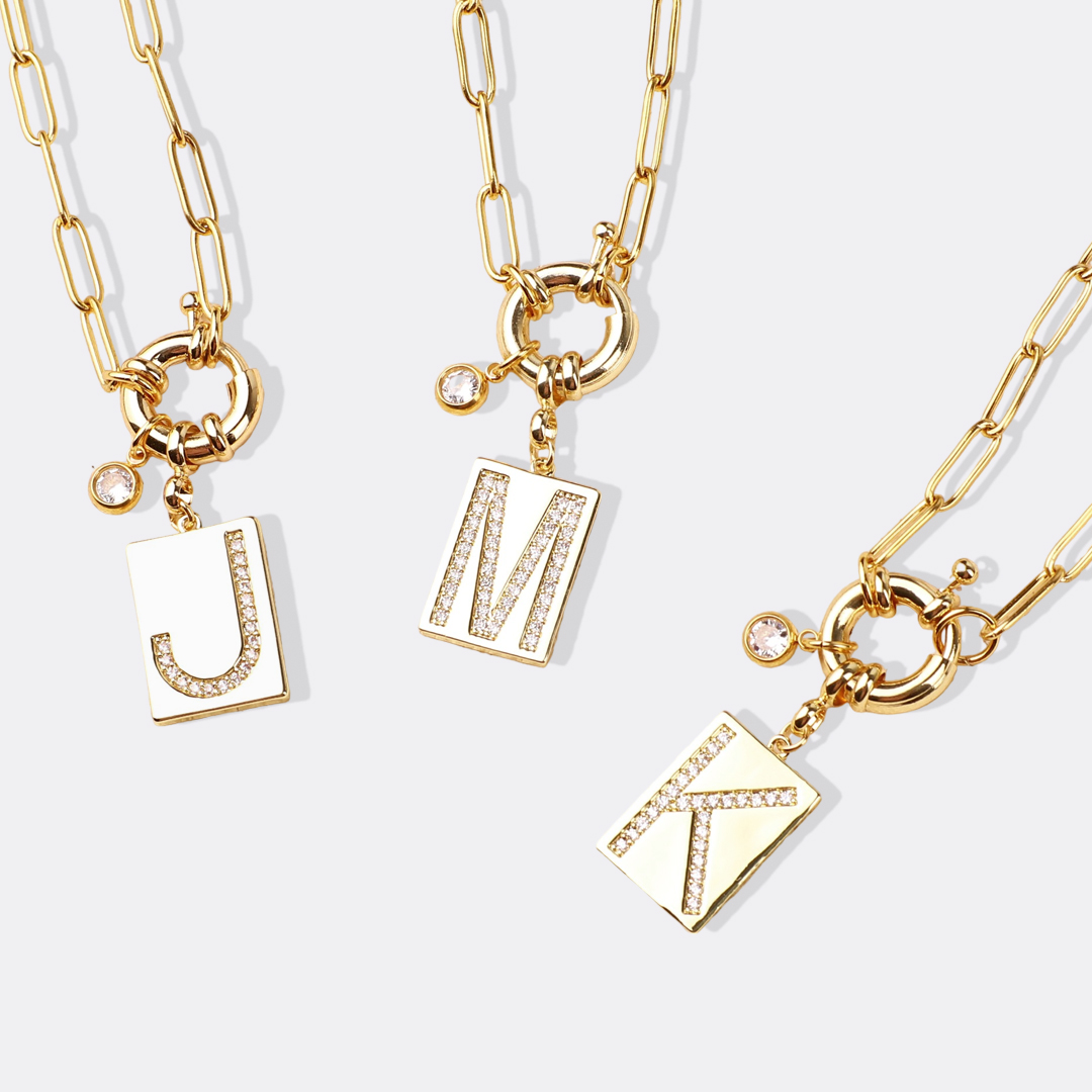 Collar con colgante de iniciales y cadena de clip