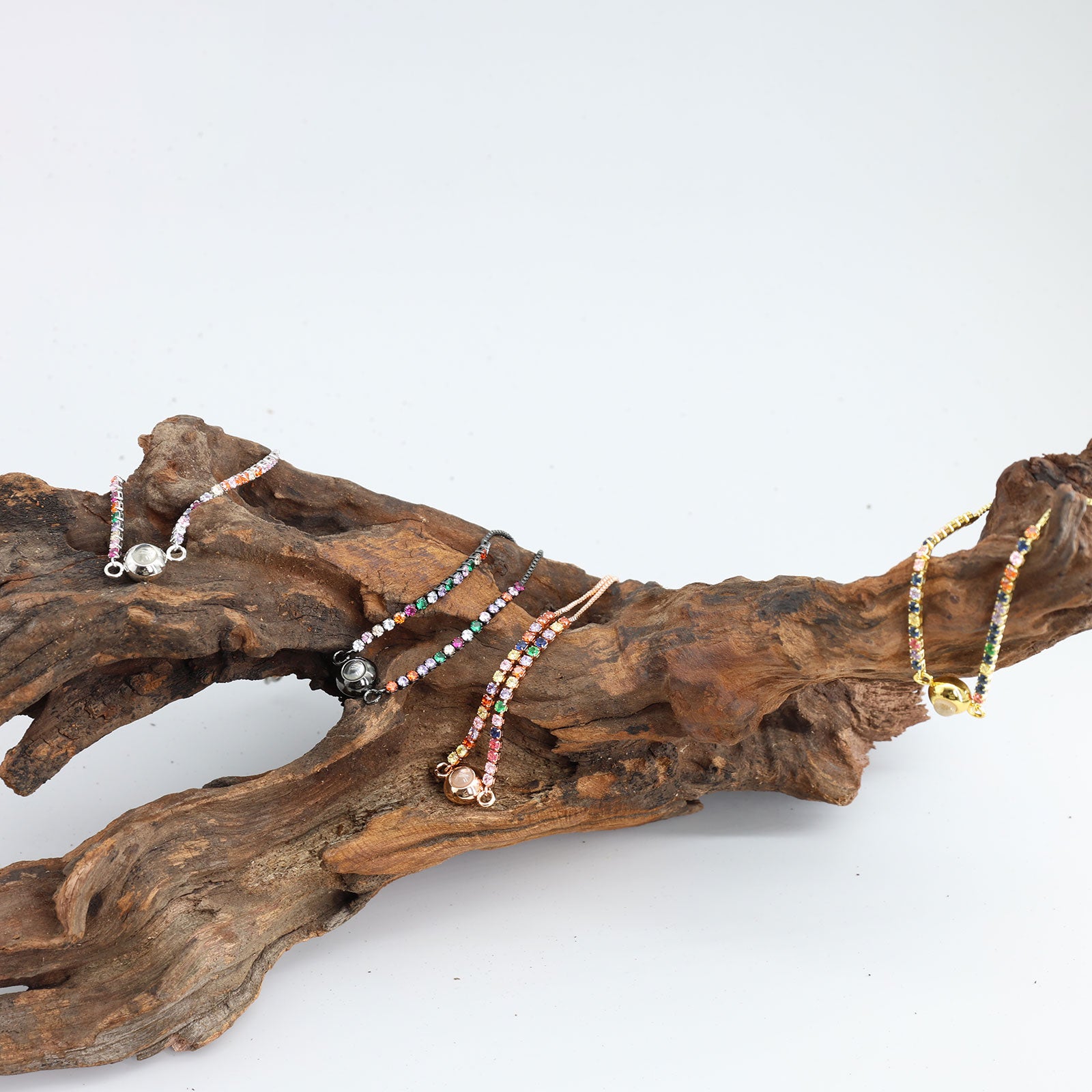 Pulsera de proyección de circonitas de color