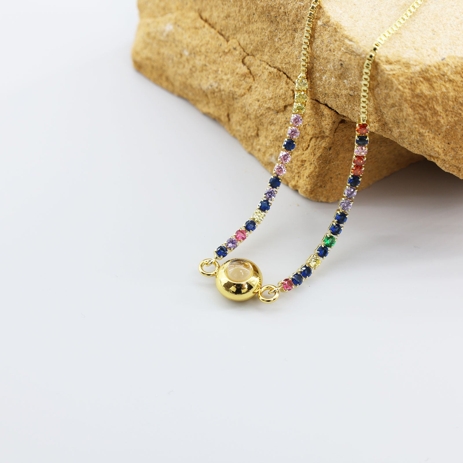 Pulsera de proyección de circonitas de color