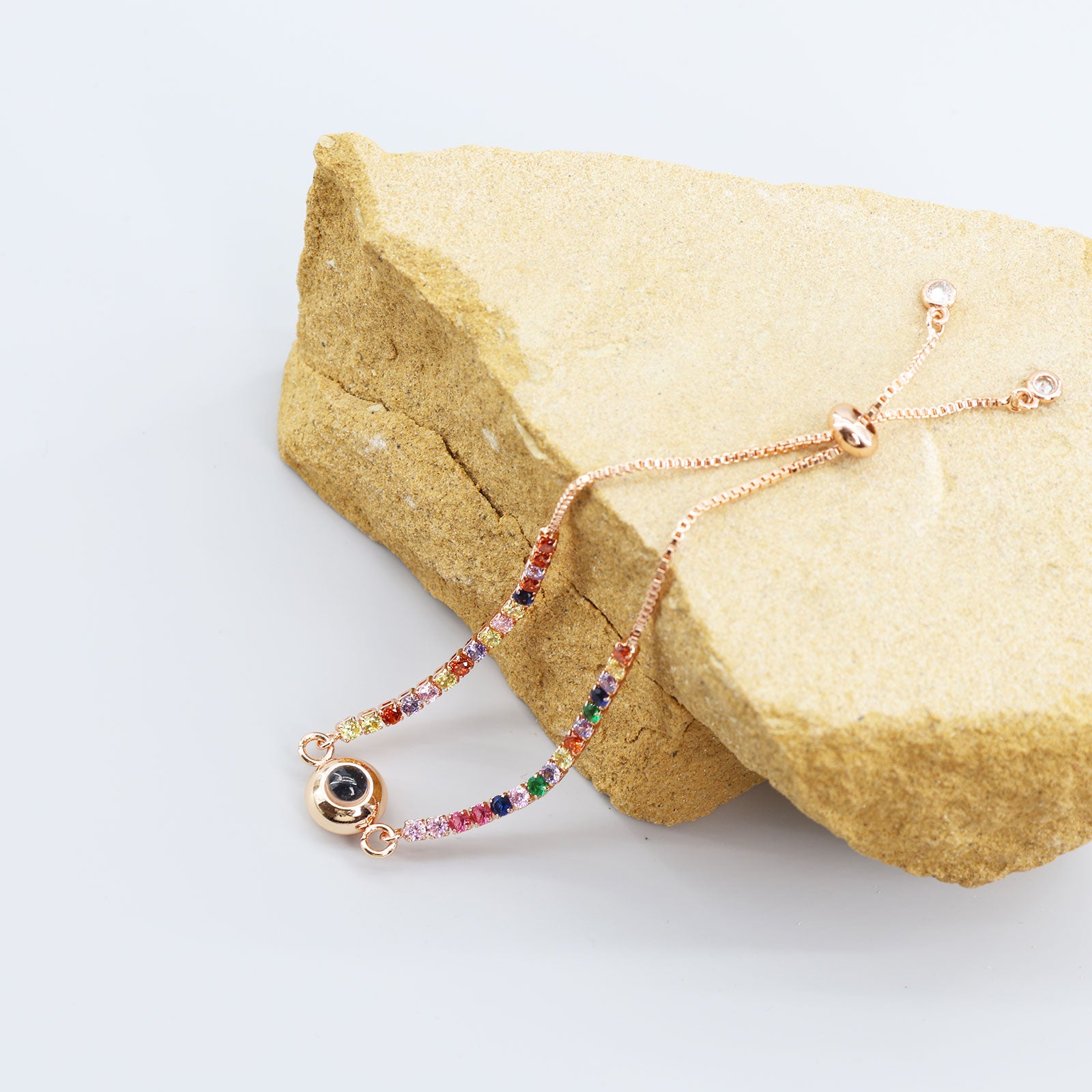 Pulsera de proyección de circonitas de color