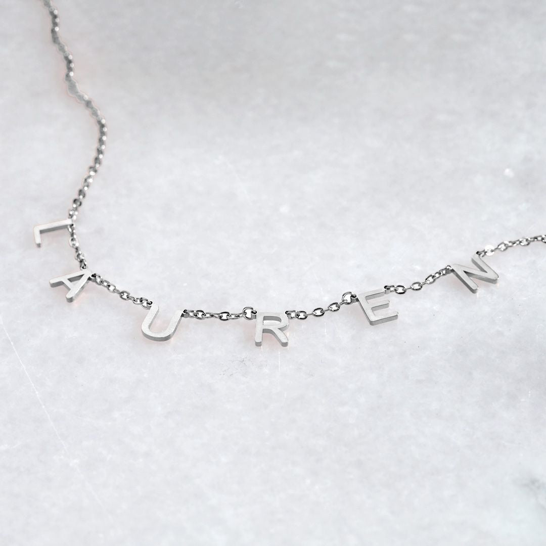 Collar con nombre y letra personalizado