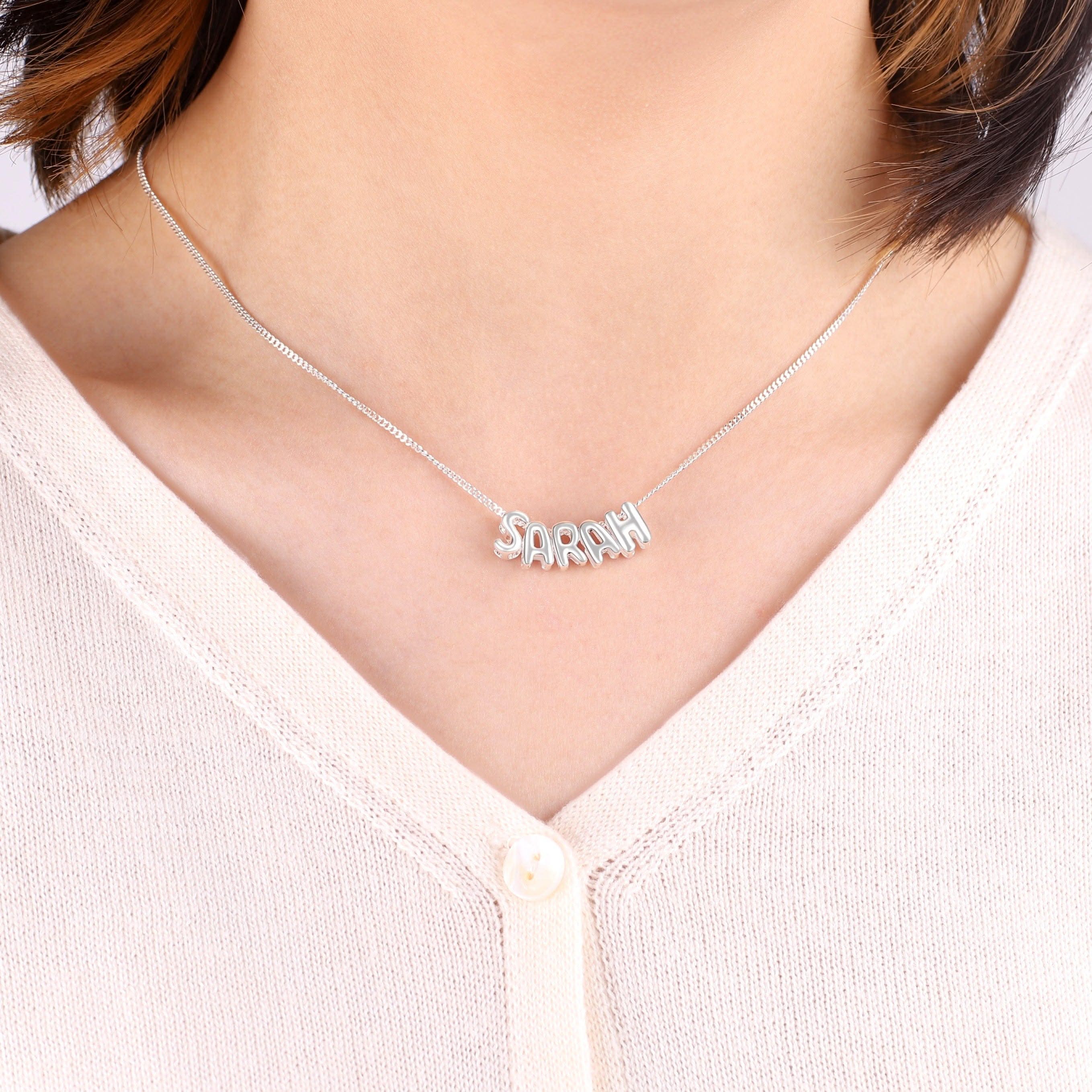 Collar con nombre de burbuja