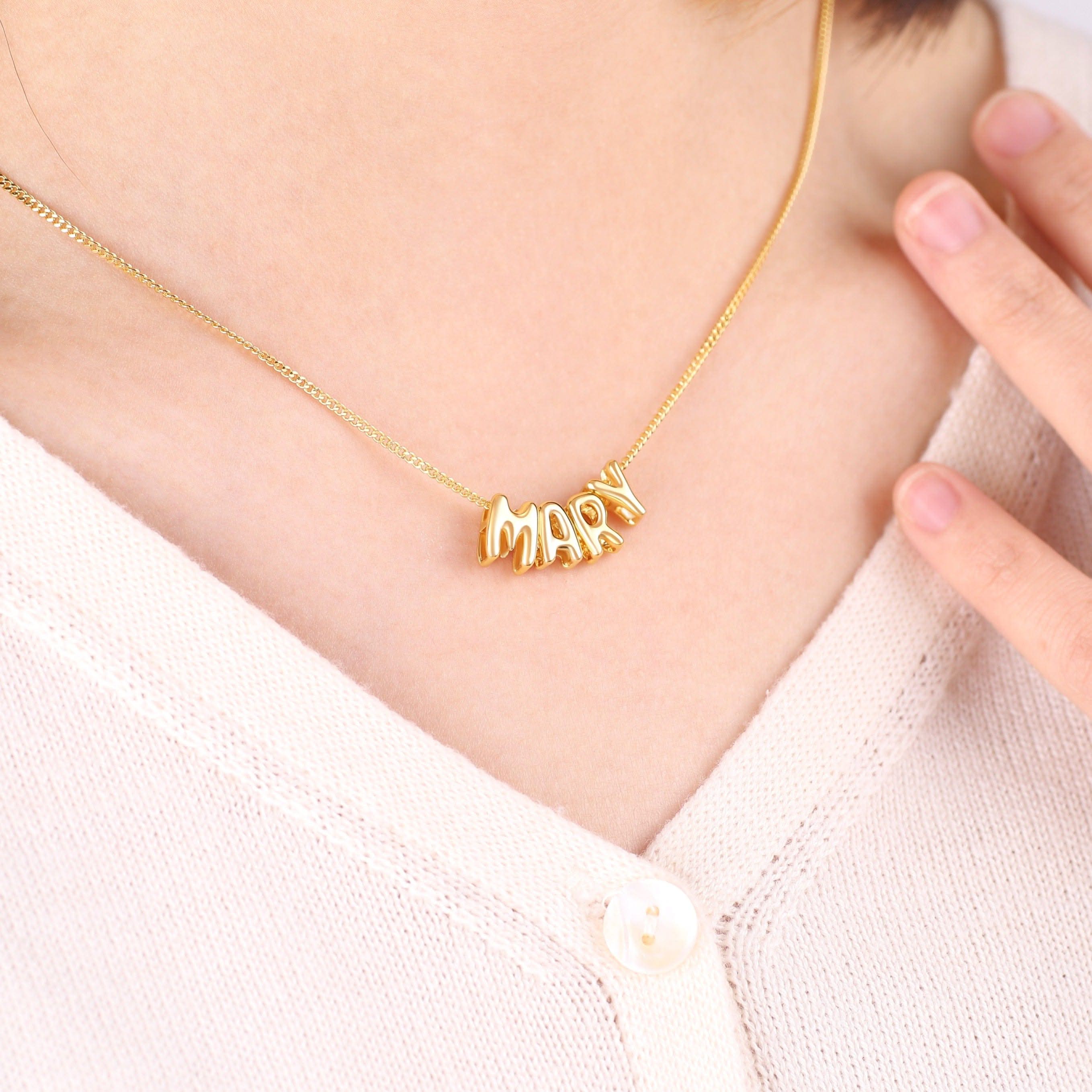 Collar con nombre de burbuja