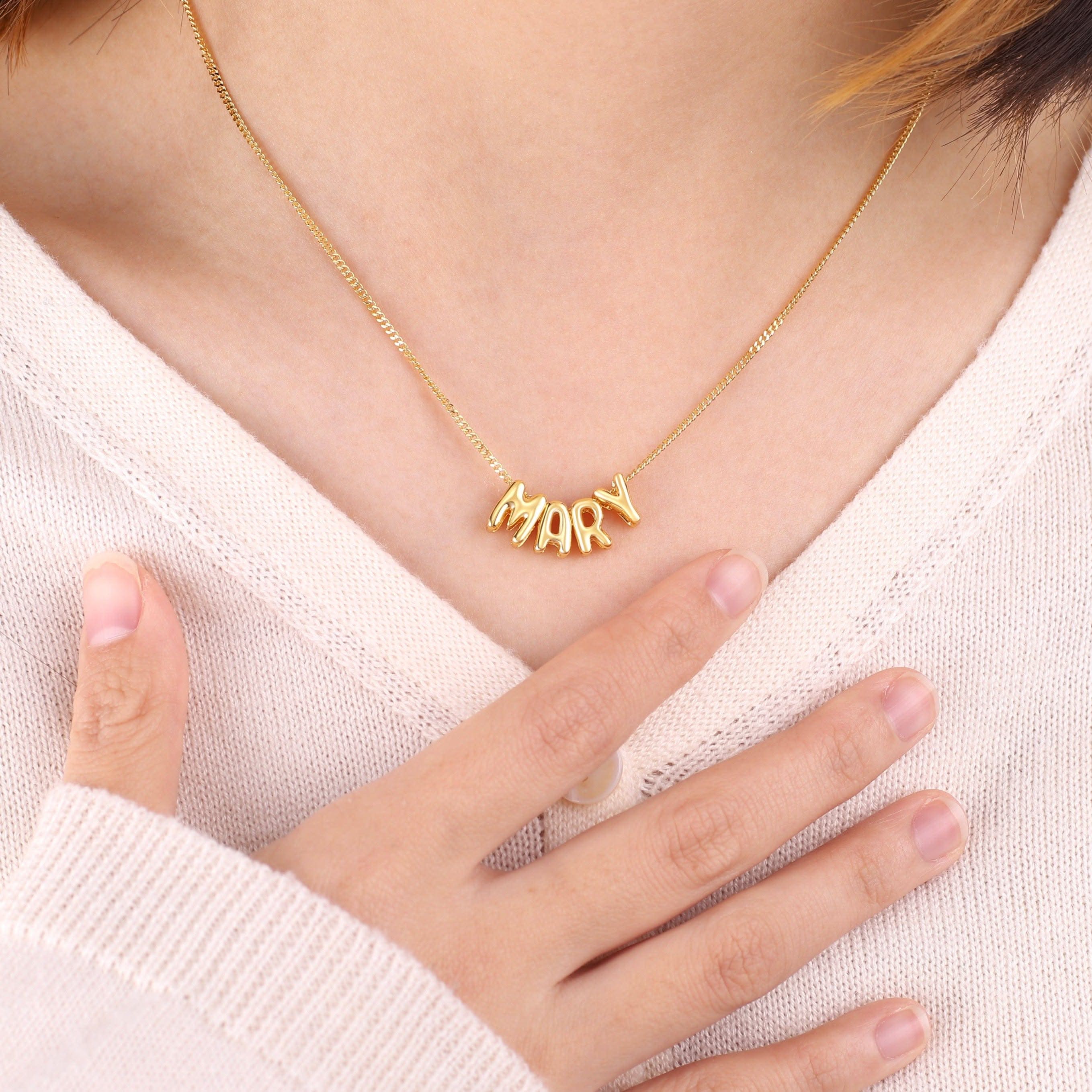 Collar con nombre de burbuja