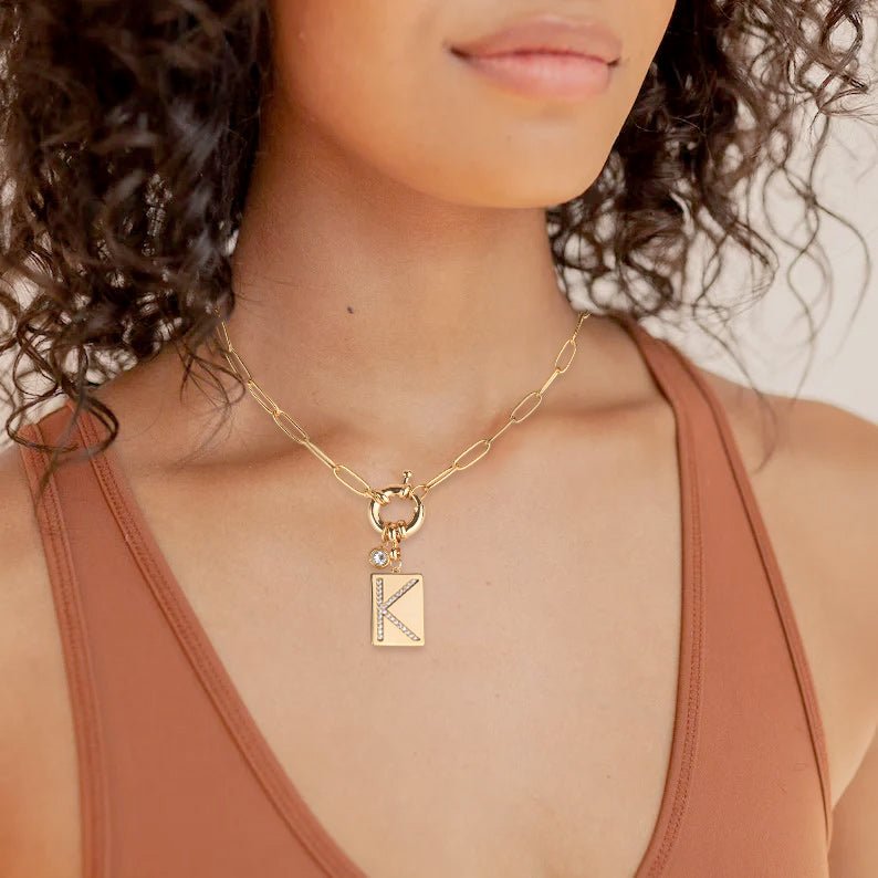 Collar con colgante de iniciales y cadena de clip