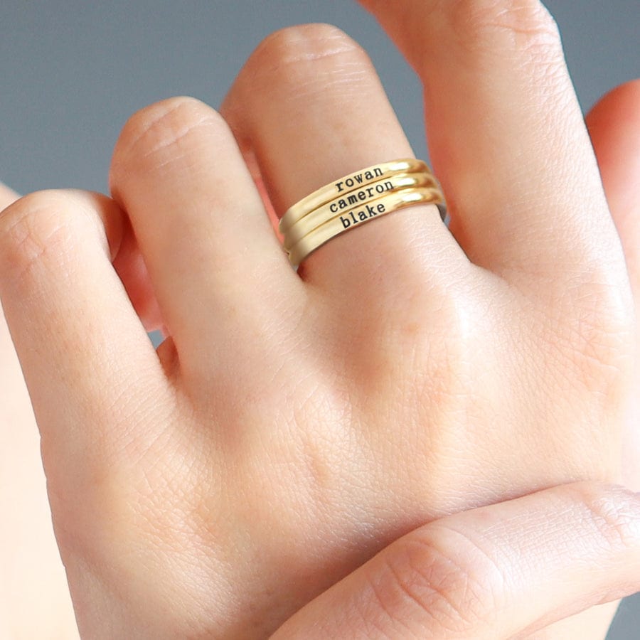 Los anillos con nombre son compactos y apilables