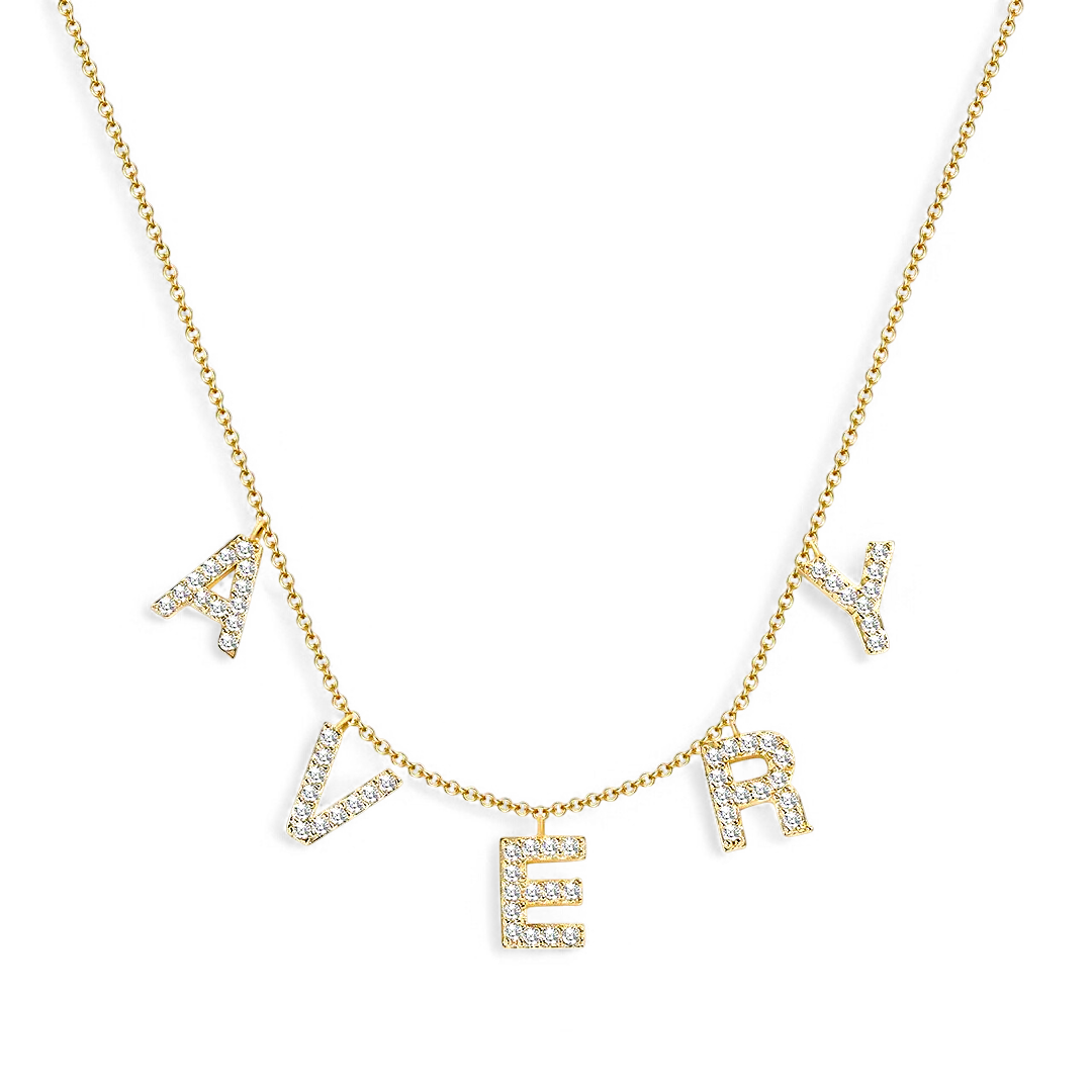 Collar con nombre y letra en bloque