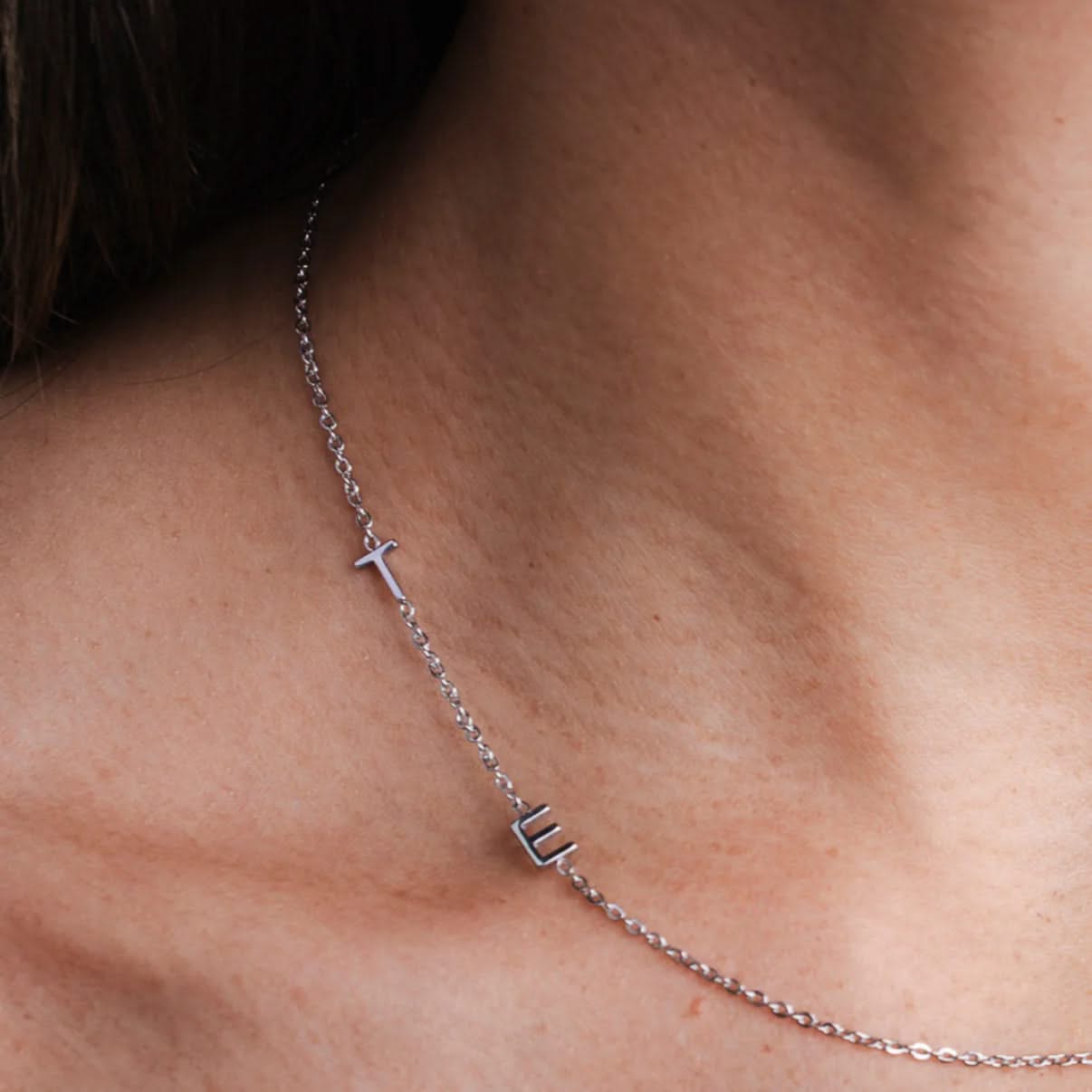 Collar personalizado con iniciales de lado