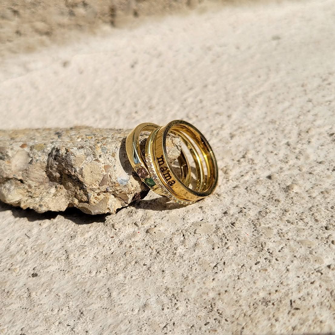 Anillos apilables personalizados con nombre y piedras de nacimiento