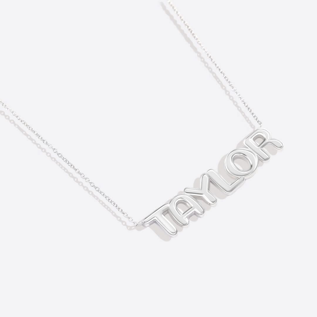 Collar con nombre y globo