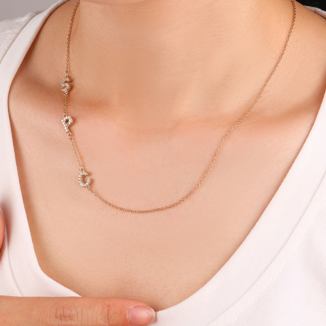 Collar con iniciales pavé de lado