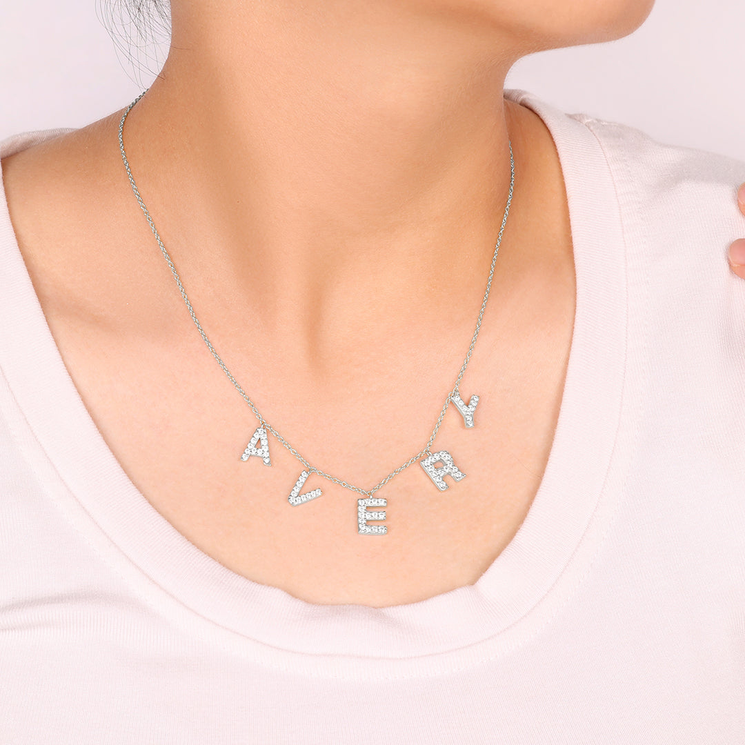 Collar con nombre y letra en bloque