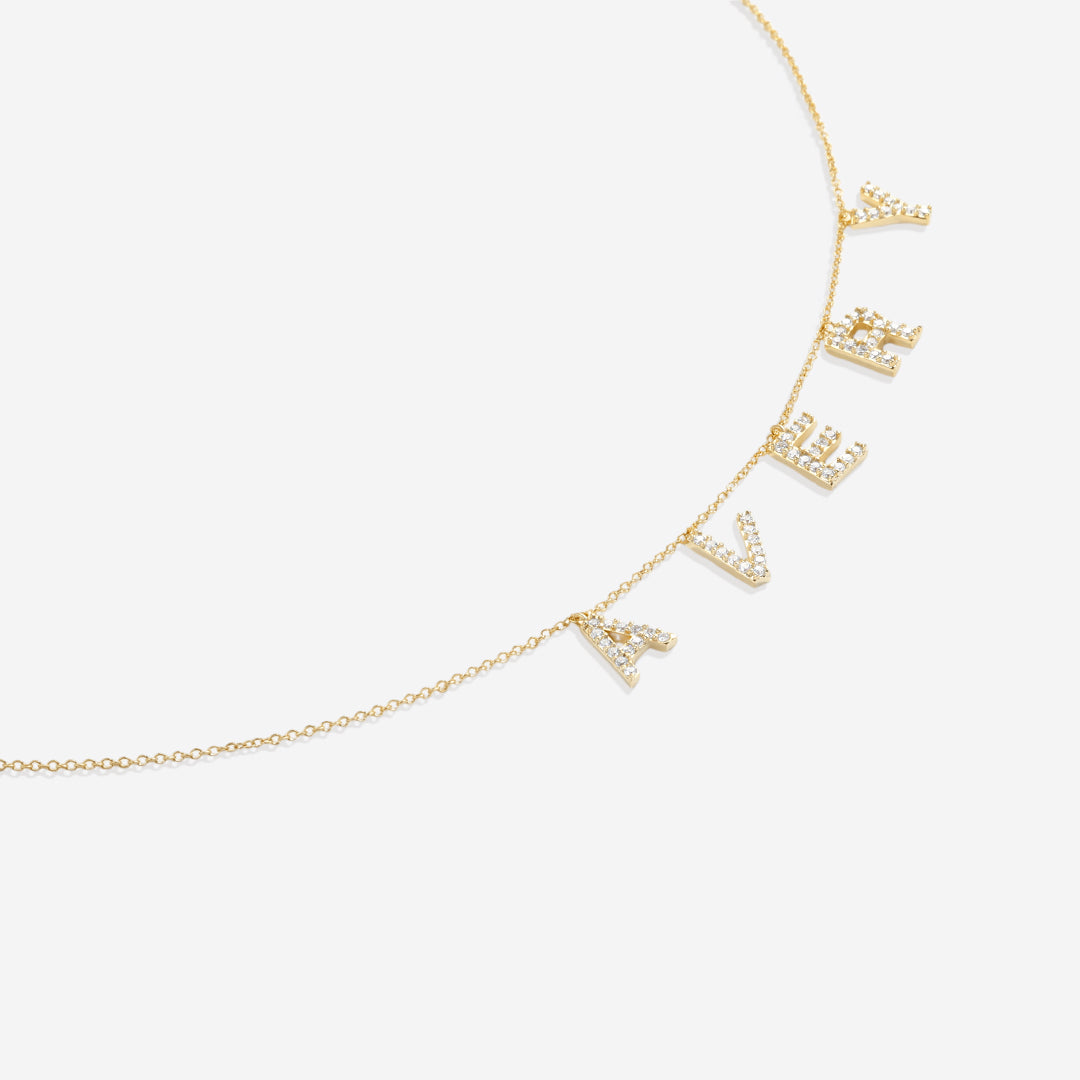 Collar con nombre y letra en bloque