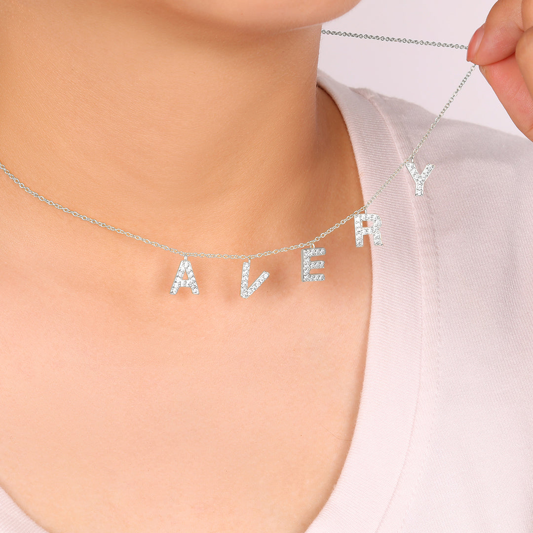 Collar con nombre y letra en bloque