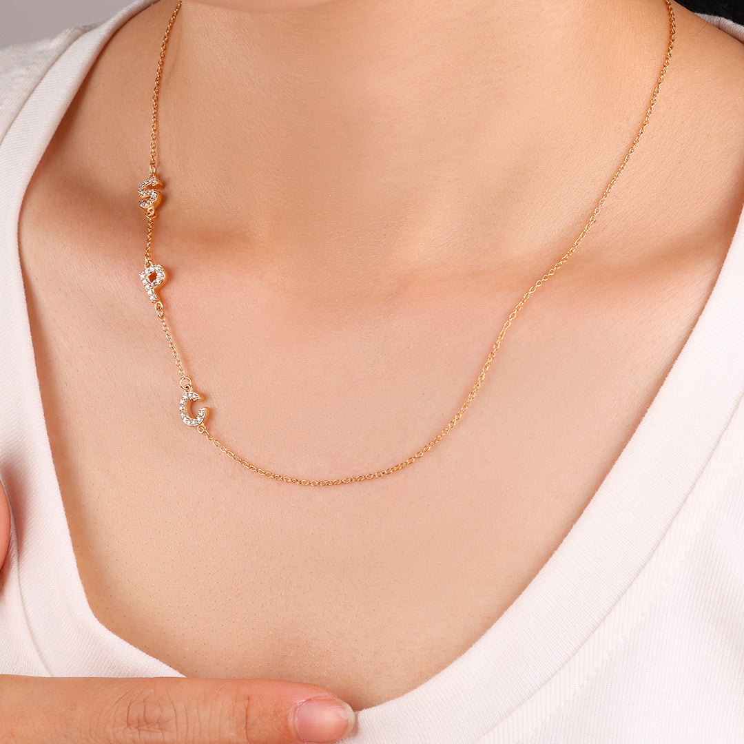 Collar con iniciales pavé de lado