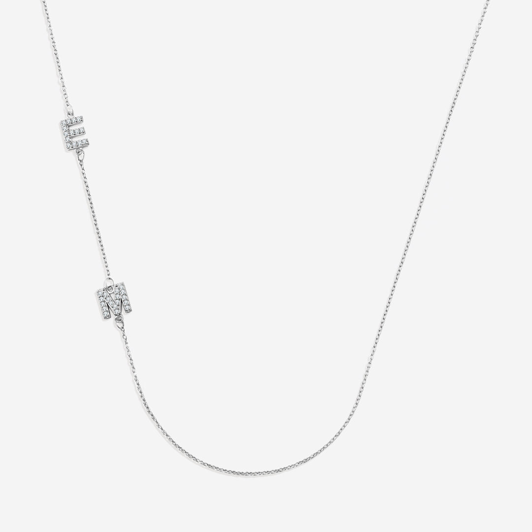 Collar con iniciales pavé de lado