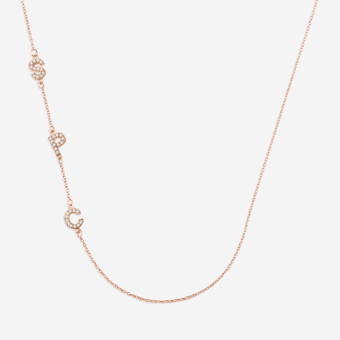 Collar con iniciales pavé de lado