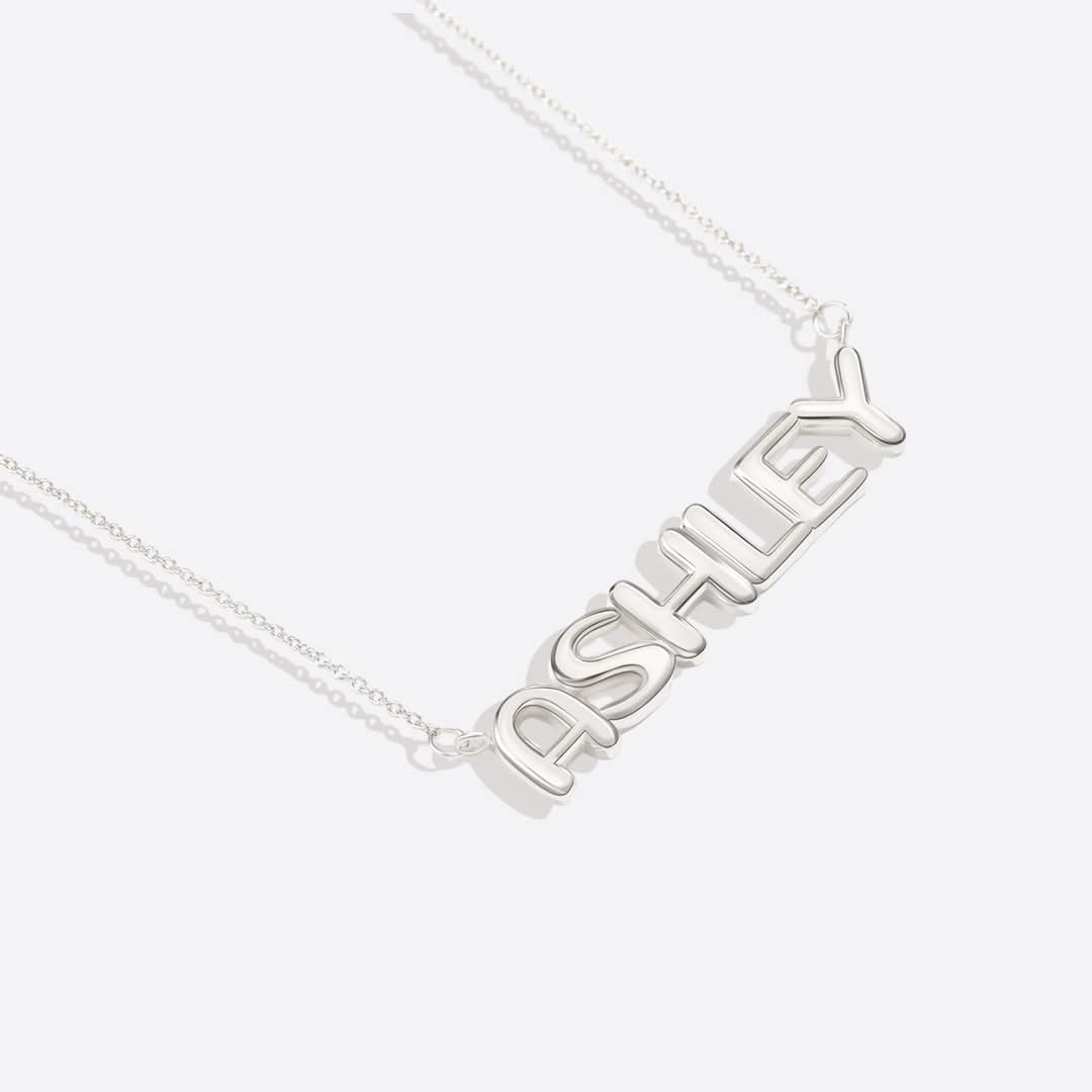 Collar con nombre y globo