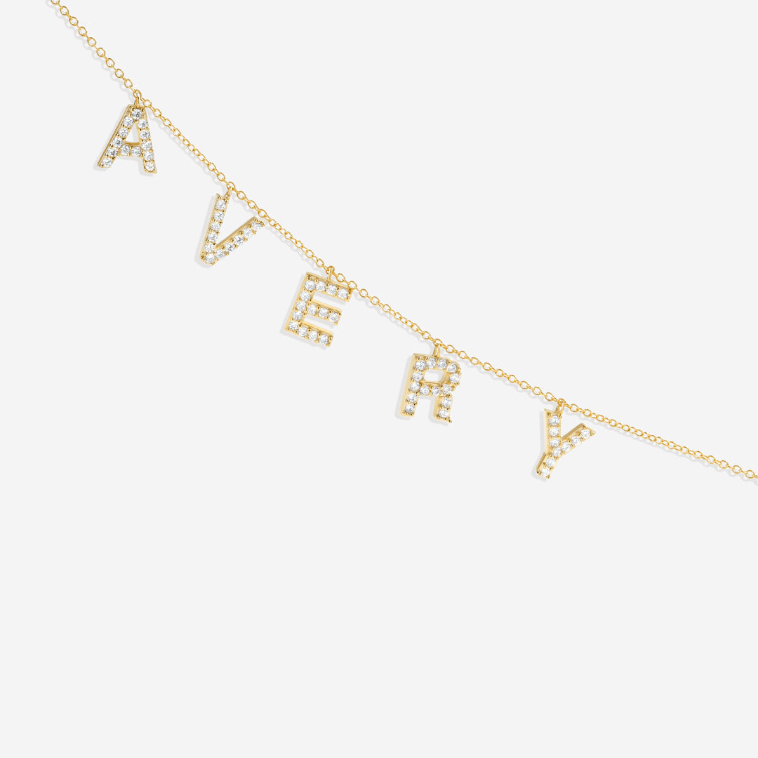 Collar con nombre y letra en bloque