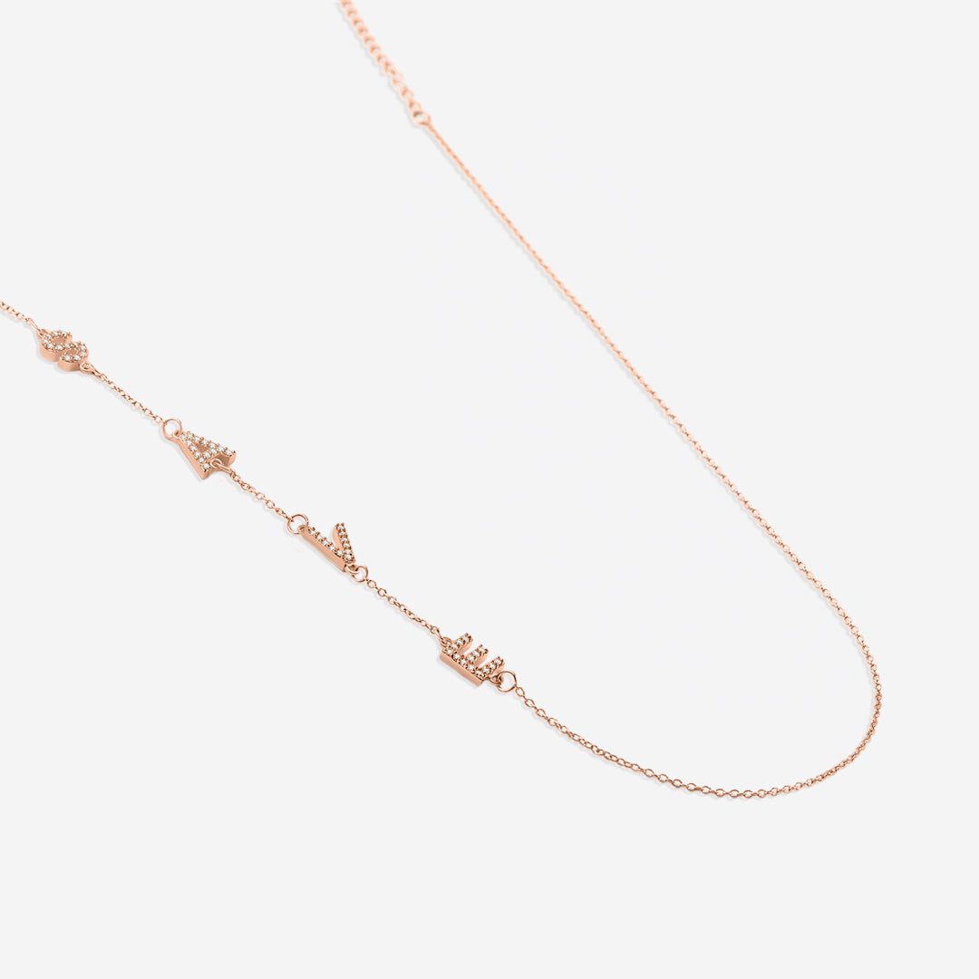 Collar con iniciales pavé de lado
