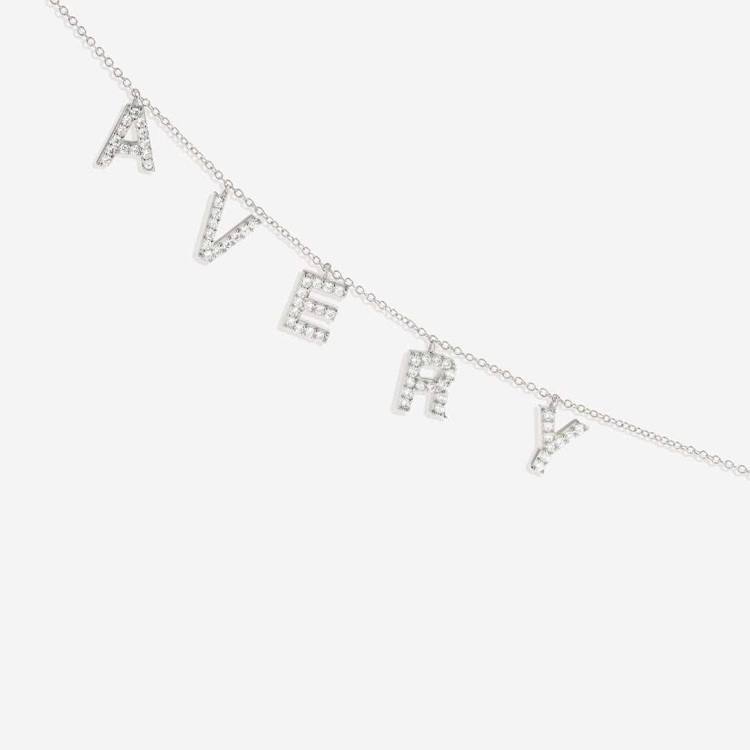 Collar con nombre y letra en bloque