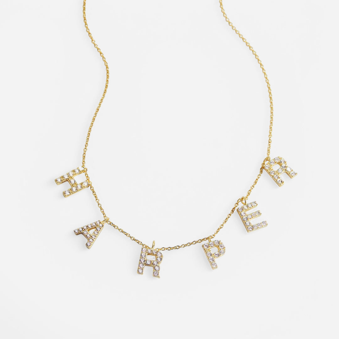 Collar con nombre y letra en bloque