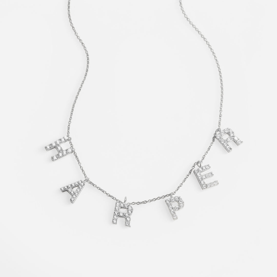 Collar con nombre y letra en bloque