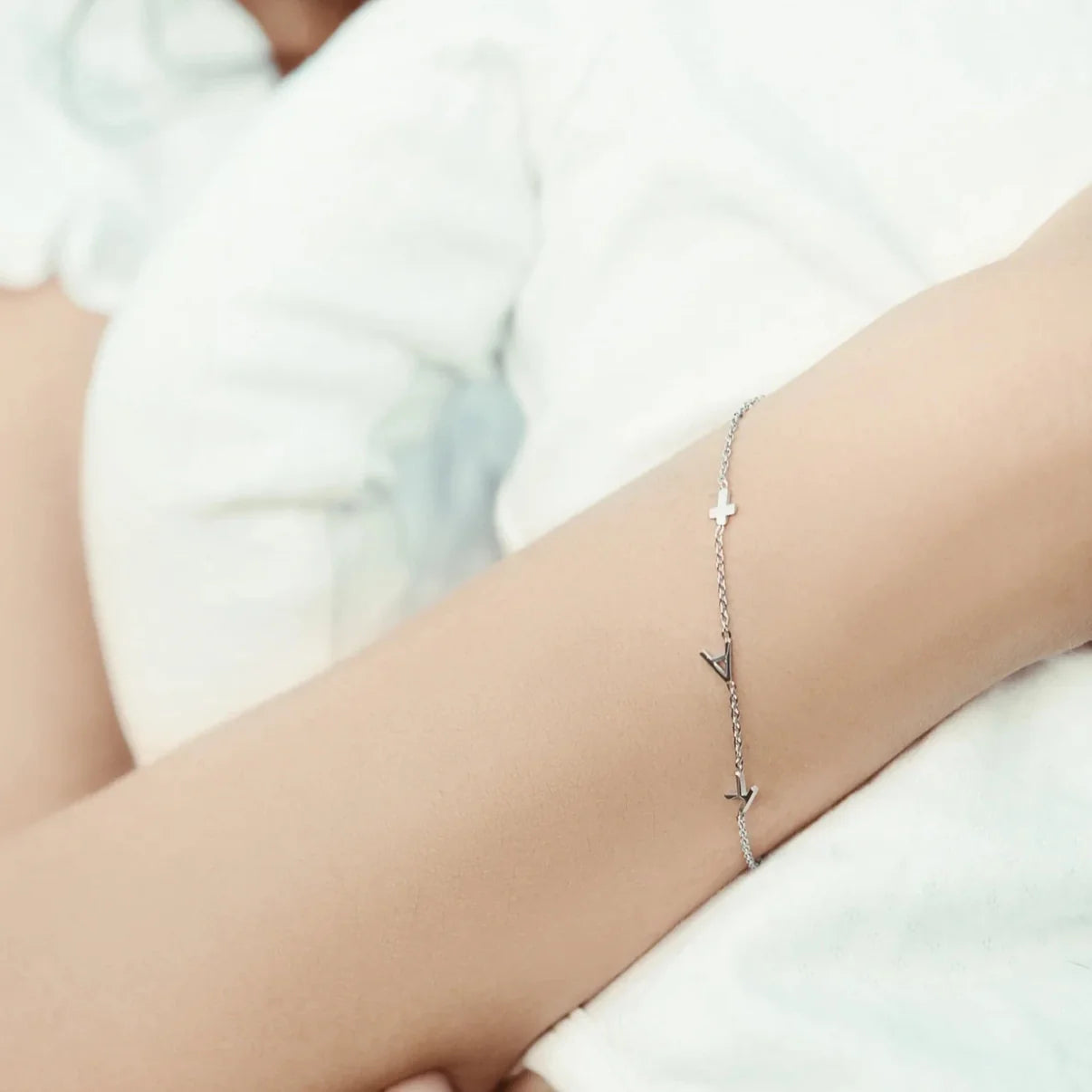 Pulsera personalizada con iniciales laterales