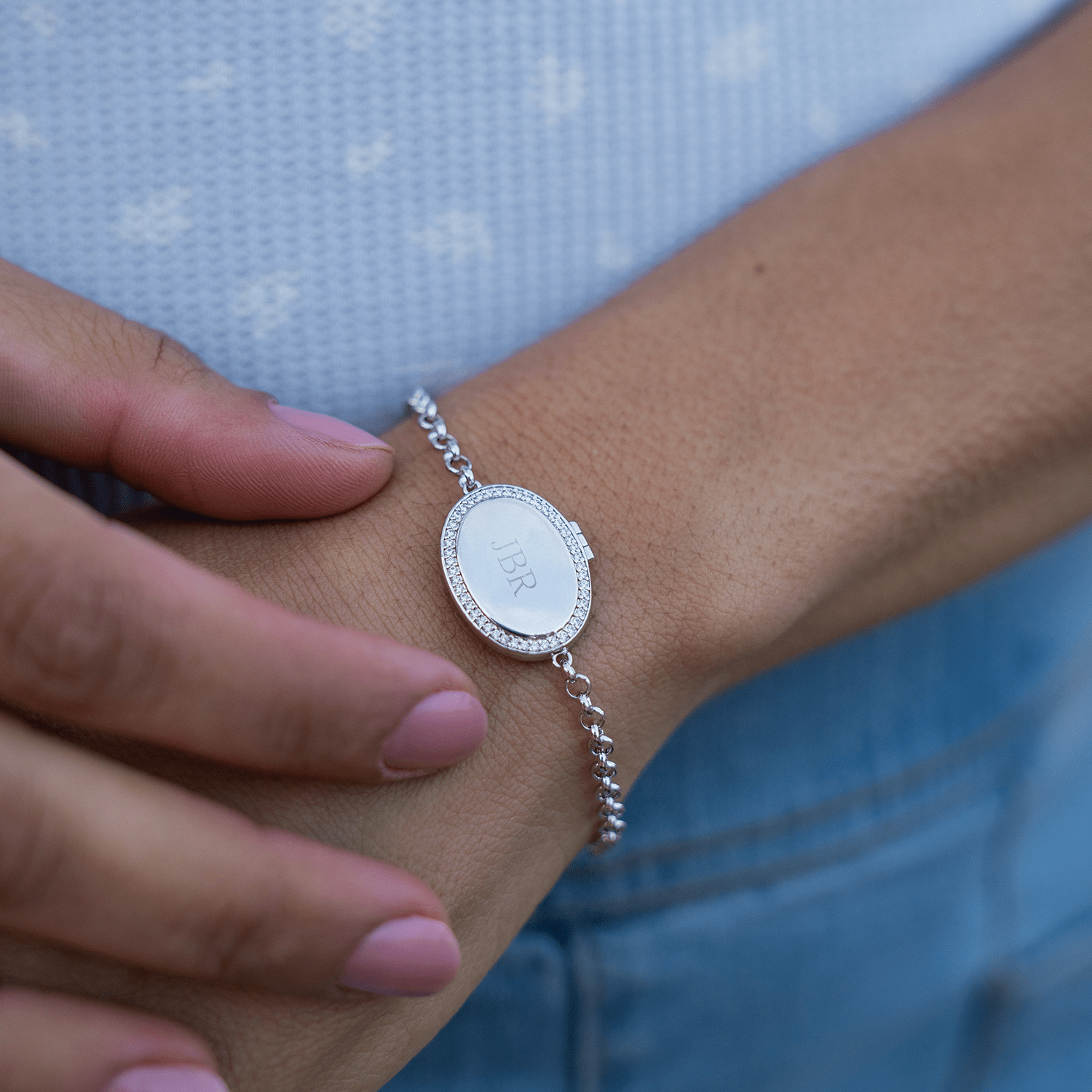 Pulsera con medallón ovalado personalizado
