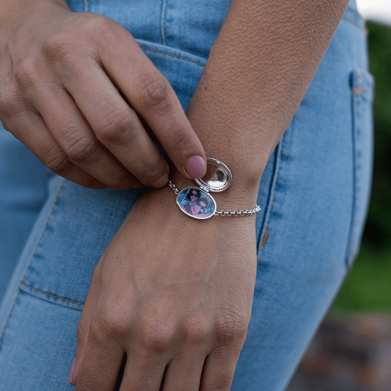 Pulsera con medallón ovalado personalizado