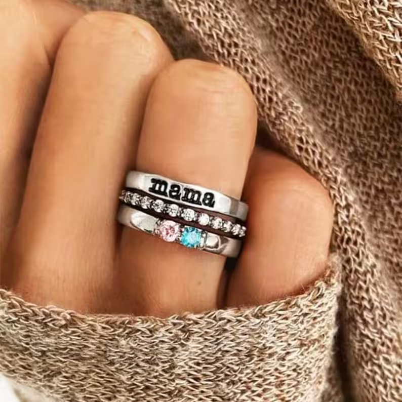 Anillos apilables personalizados con nombre y piedras de nacimiento