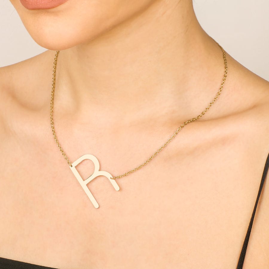 Collar con inicial llamativa