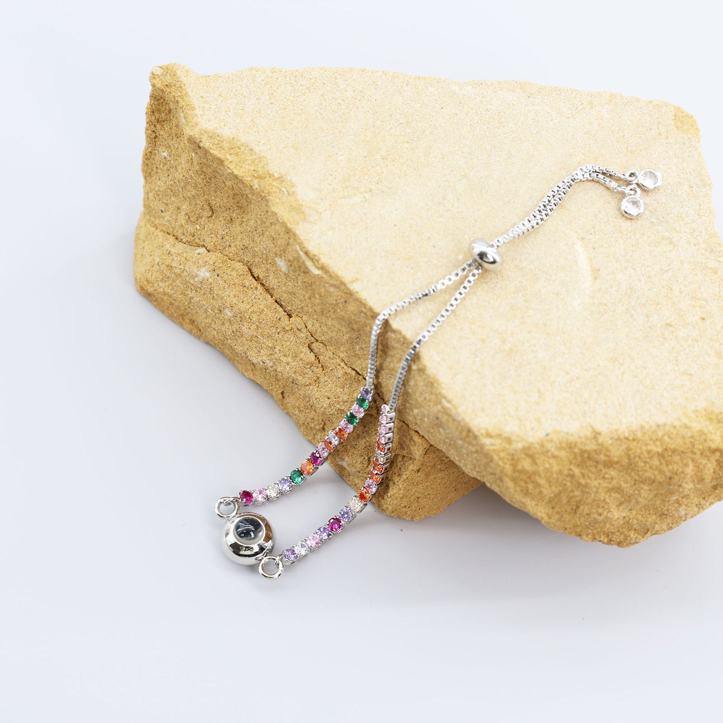 Pulsera de proyección de circonitas de color