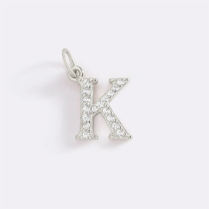 Charm con iniziale pavé delicato