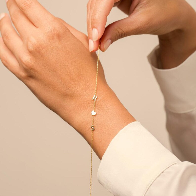 Pulsera personalizada con iniciales laterales
